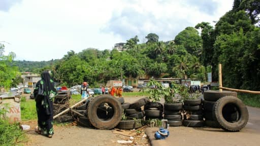 Barrage fait de pneus dans le hammeau de Tsararano près de la commune de Dembeni sur Grande-Terre, à Mayotte, le 5 avril 2018 Barrage fait de pneus dans le hammeau de Tsararano près de la commune de Dembeni sur Grande-Terre, à Mayotte, le 5 avril 2018