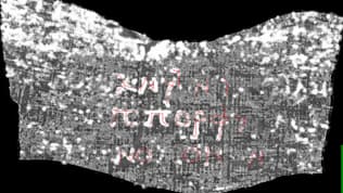 Le papyrus en question. En rouge, les lettres déchiffrées par l'algorithme  
