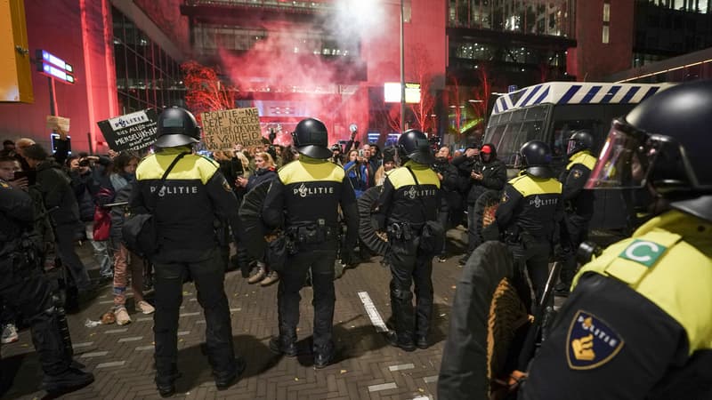 Des affrontements entre policiers et manifestants anti-mesures sanitaires ont eu lieu ce 12 novembre 2021 au Pays-Bas.