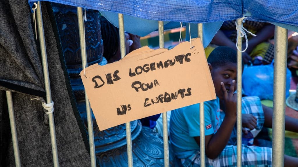Plus de 250 personnes, principalement des familles ou des femmes seules avec enfants, occupent la place devant l’Hôtel de Ville de Paris depuis une semaine.