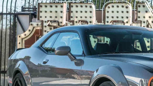 Au SEMA Show 2015, à Los Angeles, Dodge avait présenté une version quatre roues motrices de la Challenger, équipée du moteur V8 HEMI 5.7 de 450 chevaux et bâtie sur la transmission intégrale de la Charger Police.