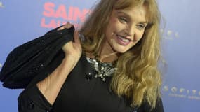 Arielle Dombasle fait partie des 11 vedettes à avoir prêté gratuitement son image pour aider l'Église à récolter des dons. 
