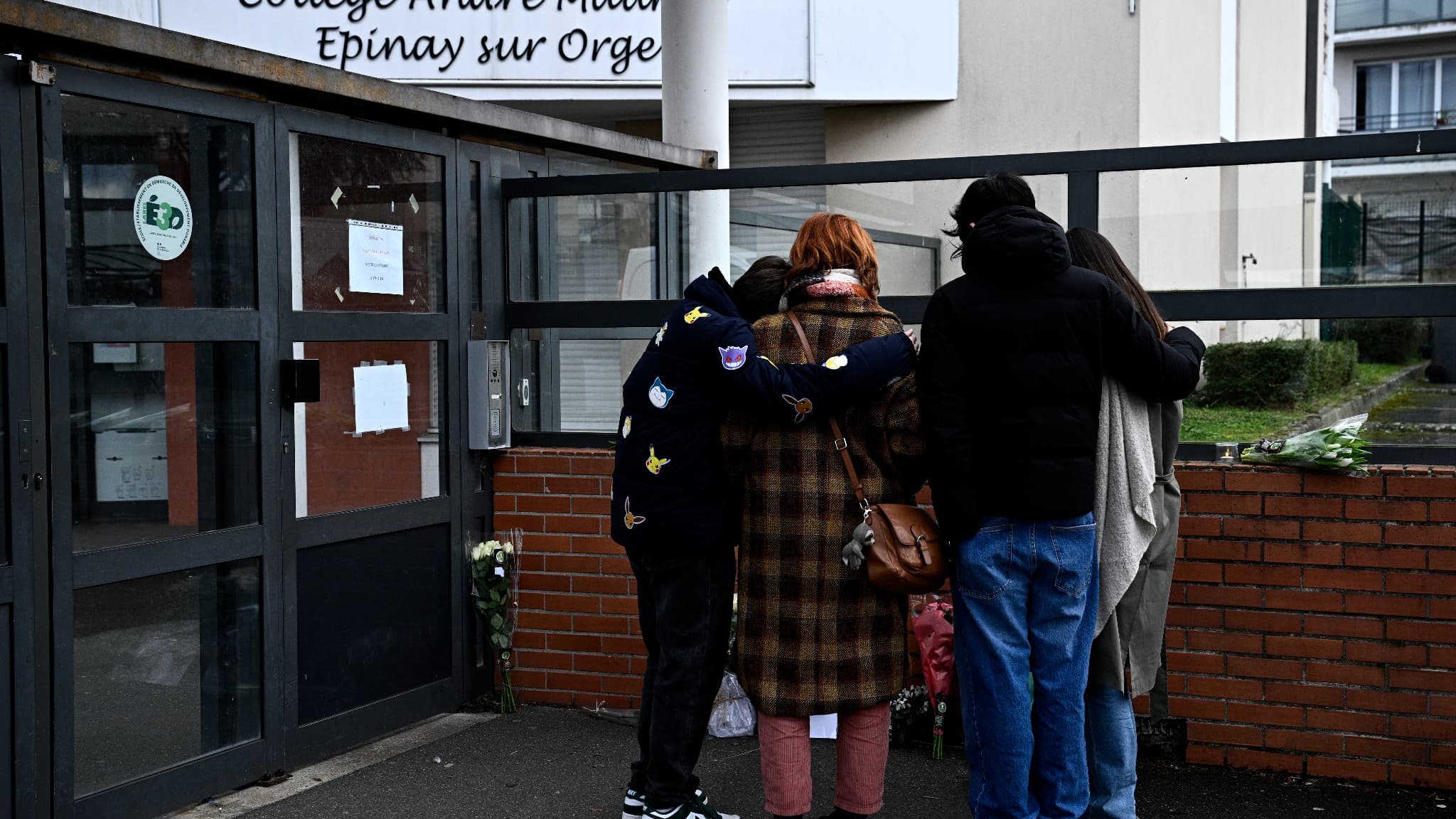 Des collégiens et des familles déposent des fleurs et rendent hommage à Louise devant le collège André Maurois à Épinay-sur-Orge (Essonne) le 8 février 2025