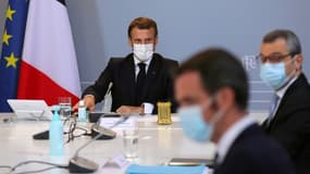 Le président Emmanuel Macron lors d'un conseil de défense avec le ministre de la Santé Olivier Véran (2è d) et le secrétaire général de l'Elysée Alexis Kohler (d), à l'Elysée, le 12 novembre 2020