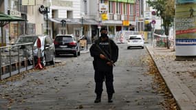 Un policier monte la garde près de la scène de l'attentat, à Vienne, le 3 novembre 2020. 