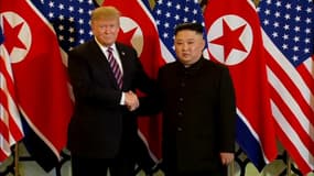 La nouvelle poignée de main entre Donald Trump et Kim Jong-un à Hanoï au Vietnam