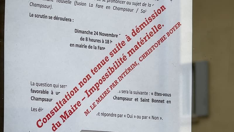 Une affiche informant de l'annulation de la consultation sur le projet de fusion entre Fare-en-Champsaur et Saint-Bonnet-en-Champsaur (Hautes-Alpes) sur la porte de la mairie de la Fare-en-Champsaur, dimanche 24 novembre 2024. 