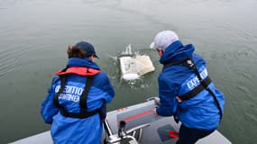 Alexandra Ter Halle (G), chargée de recherche en chimie au CNRS, jette un filet depuis un bateau de l'ONG Le 7e Continent, dans le Rhône pour collecter des micro-plastiques à Arles, dans le sud de la France, le 10 avril dernier.