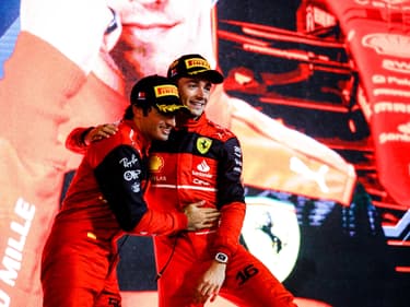 Carlos Sainz et Charles Leclerc sur le podium du GP du Bahreïn.