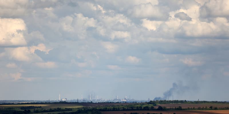 De la fumée au-dessus de la raffinerie de Lyssytchansk en Ukraine, le 12 juillet 2023 (photo d'illustration).
