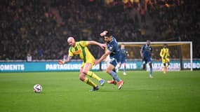 Nicolas Pallois au duel avec Neal Maupay lors de Nantes-OM (1-2, L1), le 3 novembre 2024