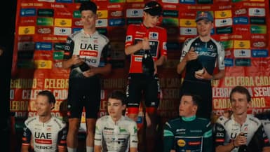 Le podium improvisé de la Vuelta sur un parking d'hotel, le 14 septembre 2025