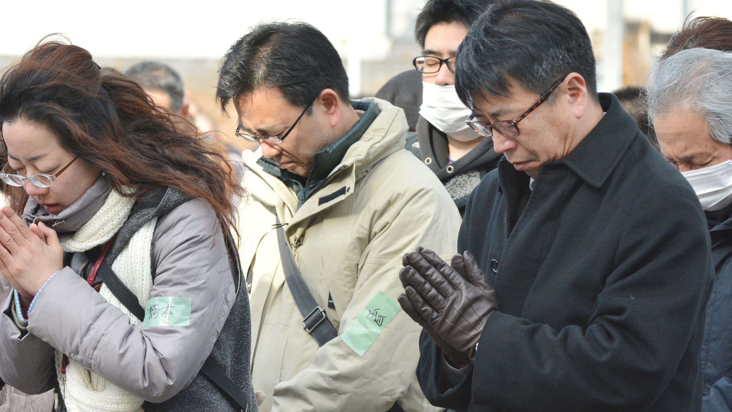 Trois ans après la tragédie, des Japonais se recueillent lors d'un hommage aux victimes du tsunami, mardi 11 mars 2014, à Natori, dans la préfecture de Miyagi. Trois ans après la tragédie, des Japonais se recueillent lors d'un hommage aux victimes du tsunami, mardi 11 mars 2014, à Natori, dans la préfecture de Miyagi.