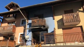 La façade de l'immeuble touché par un incendie à Briançon ce vendredi 14 janvier 2022.