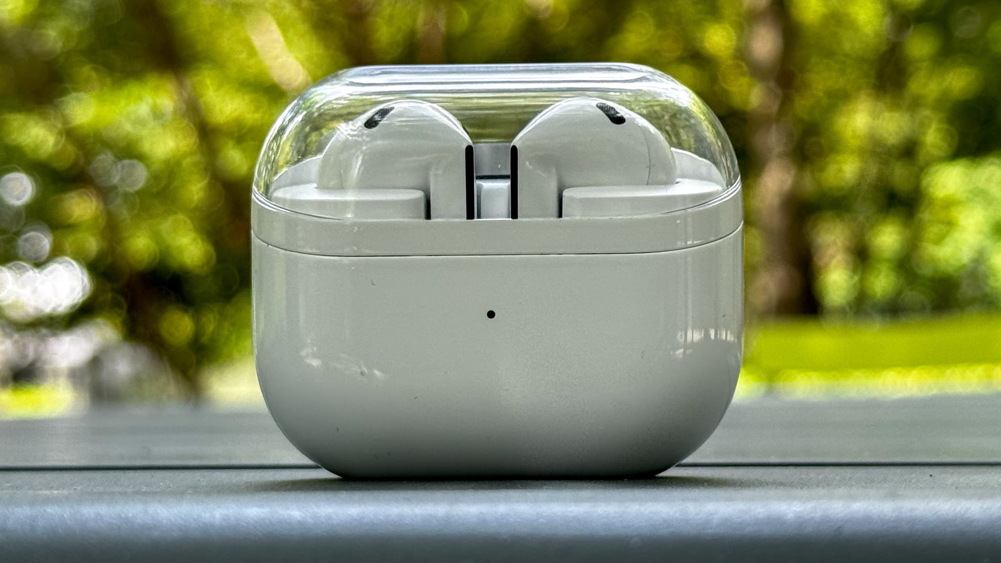 Les Galaxy Buds 3 dans leur boîtier.