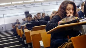 Cours de droit dans un amphithéâtre de l'université Lyon III