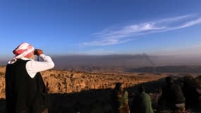 Des combattants peshmergas et un membre de la communauté yazidi à Sinjar (Irak)