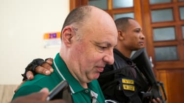 L'expert français en sûreté aéronautique Christophe Naudin, escorté dans un tribunal de Saint-Domingue, le 27 septembre 2016