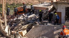 Des volontaires à la recherche de survivants après le séisme, dans le village de Talat N'Yacoub au Maroc, le 11 septembre 2023