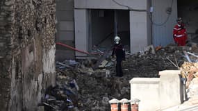 Les secours en intervention dans les décombres du 17 rue de Tivoli, dans le 5e arrondissement de Marseille, en avril 2023.