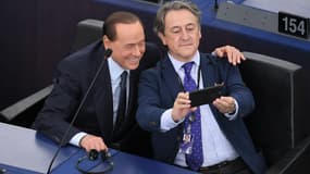 L'ancien chef d'Etat italien Silvio Berlusconi et le député espagnol Vox Hermann Tertsch posant pour un selfie, le 2 juillet 2019 à Strasbourg. 