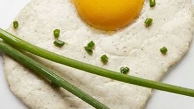 L'oeuf vegan mis au point par les deux ingénieures est à base d'ingrédients d'origine minérale (eau et sel) et végétale.