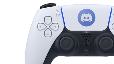 Une manette PlayStation 5 avec le logo de Discord (montage)