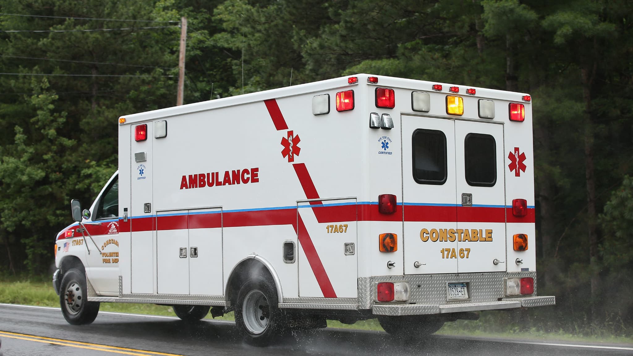 CINQ MORTS DANS L'ACCIDENT D'UN AUTOCAR REVENANT DES CHUTES DU NIAGARA DANS L'ÉTAT DE NEW YORK