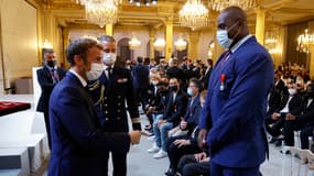 Le président de la République Emmanuel Macrcon remet à Teddy Riner la Légion d'honneur, le 13 septembre 2021.