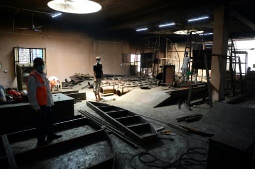 Des employés réparent des installations du crématorium électrique, le 3 juin 2020 sur le site du Nigambodh Ghat à New Delhi Des employés réparent des installations du crématorium électrique, le 3 juin 2020 sur le site du Nigambodh Ghat à New Delhi