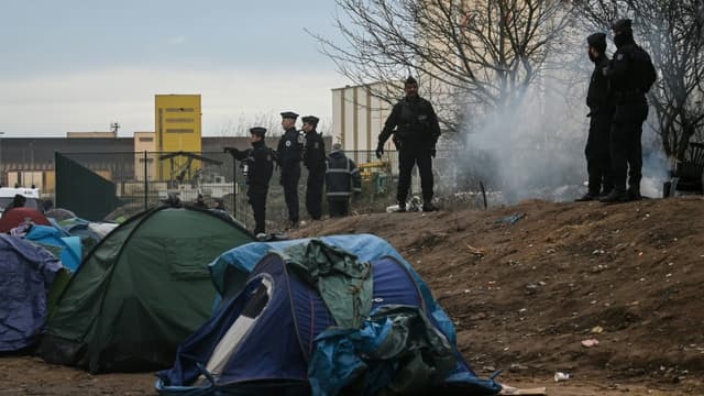Des gendarmes patrouillent près d'un camp de migrants à Calais en novembre 2019