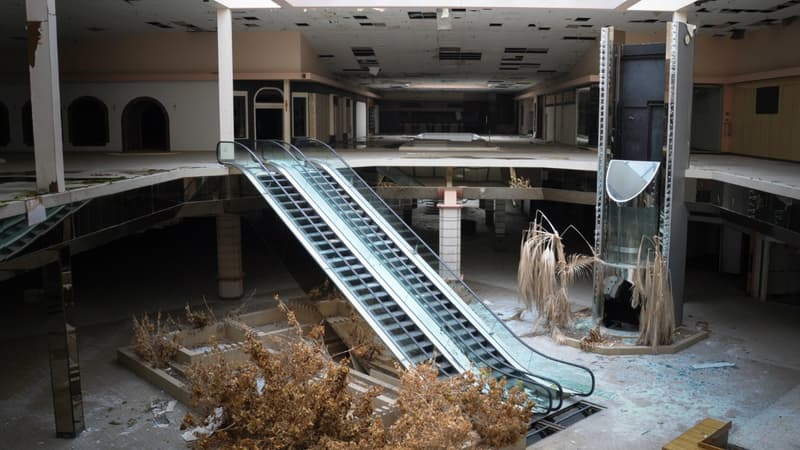 Aux États-Unis, un tiers des centres commerciaux seraient menacés de fermeture par manque de rentabilité et les malls fantômes se multiplient. 