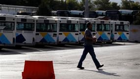 Une grève de 24 heures organisée pour dénoncer les dernières mesures d'austérité annoncées par le gouvernement grec paralyse les transports jeudi à Athènes. /Photo prise le 22 septembre 2011/REUTERS/Yiorgos Karahalis