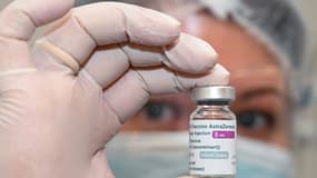 Un flacon du vaccin anti-Covid AstraZeneca dans un hôpital de Tbilissi, en Géorgie, le 15 mars 2021