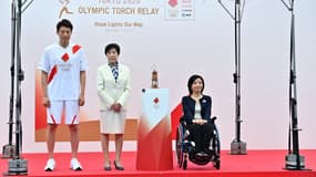 La gourveneure de Tokyo Yuriko Koike (au centre) entourée de l'ancien tennisman Shuzo Matsuoka et de l'ancienne athlète paralympique Aki Taguchi