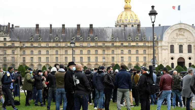 Propriétaires de restaurants, bars et boîtes de nuit manifestent sur l'esplanade des Invalides, à Paris le 27 septembre 2020