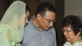 Le ministre des Transports malaisien, Hishammuddin Hussein avec des proches des victimes.