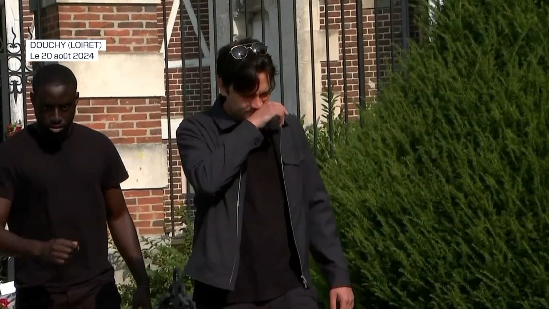 Alain-Fabien Delon venu se recueillir devant le domicile de son père à Douchey (Loiret), le 20 août 2024, après sa mort. Alain-Fabien Delon venu se recueillir devant le domicile de son père à Douchey (Loiret), le 20 août 2024, après sa mort.