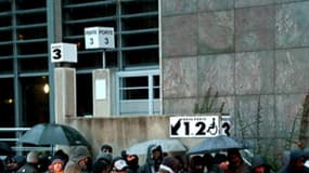 Des immigrés font la queue devant la préfecture de Bobigny, en Seine-Saint-Denis, pour la régularisation de leurs papiers. (Photo d'illustration)