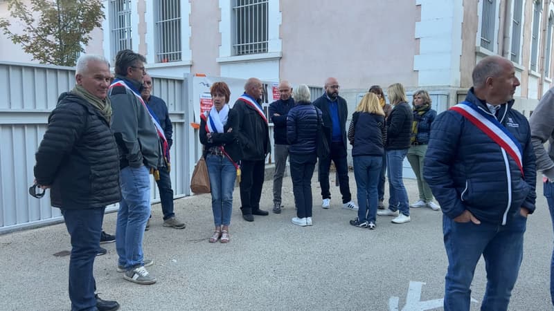 Des élus devant l'école de Porte-Colombe à Gap.
