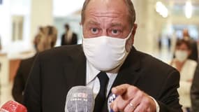 Eric Dupond-Moretti s'adresse à la presse lors d'une visite au palais de justice de Paris le 17 juillet 2020