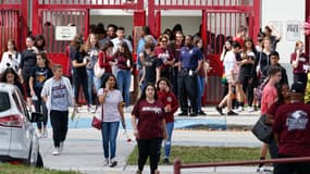 Les élèves, du lycée Marjory Stoneman sortent du bâtiment à Parkland, en Floride, le 28 février 2018. 