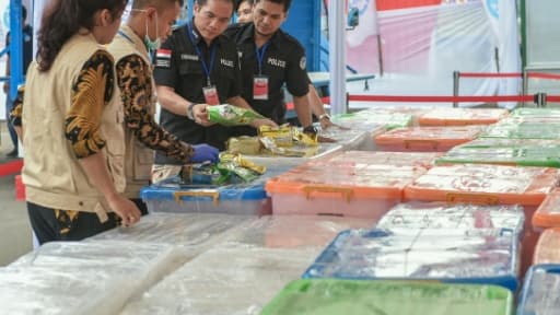 Les méthamphétamines ont été exposées sur des tables avant leur incinération Les méthamphétamines ont été exposées sur des tables avant leur incinération