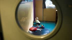 Un enfant dans une crèche. (Illustration)