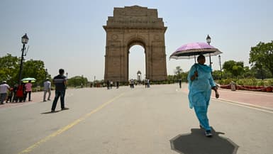 Une femme s'abritant du soleil avec une ombrelle à New Delhi,  ce mercredi 29 mai 2024.