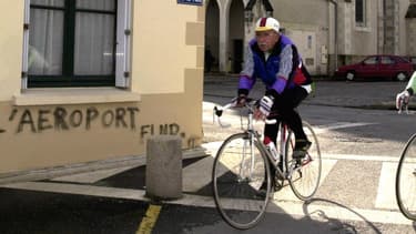 Des cyclistes à Notre-Dame-des-Landes en 2000.