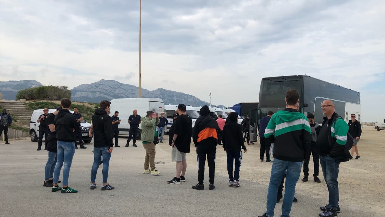 Les fans néerlandais de Feyenoord arrivent à Marseille
