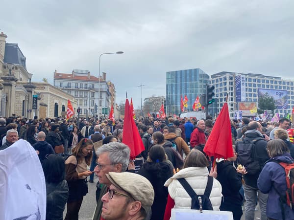 Le cortège de manifestants contre la réforme des retraites à Lyon le 23 mars 2023. Le cortège de manifestants contre la réforme des retraites à Lyon le 23 mars 2023.
