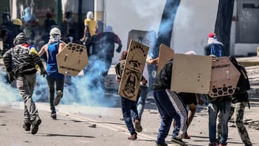 Des activistes de l'opposition pendant une manifestation contre le président socialiste Nicolas Maduro, à Caracas au Venezuela le 28 juillet 2017.