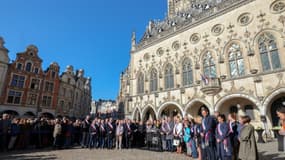 Une foule se rassemble sur la Gand'Place à Arras pour rendre hommage à Dominique Bernard, le 15 octobre 2023